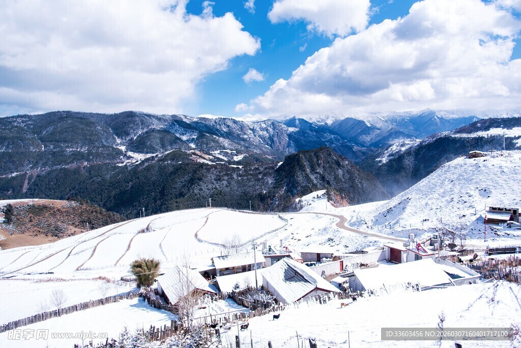 雪山下的村落美景