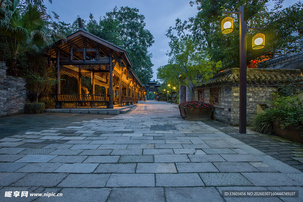古雅庭院石板路夜景