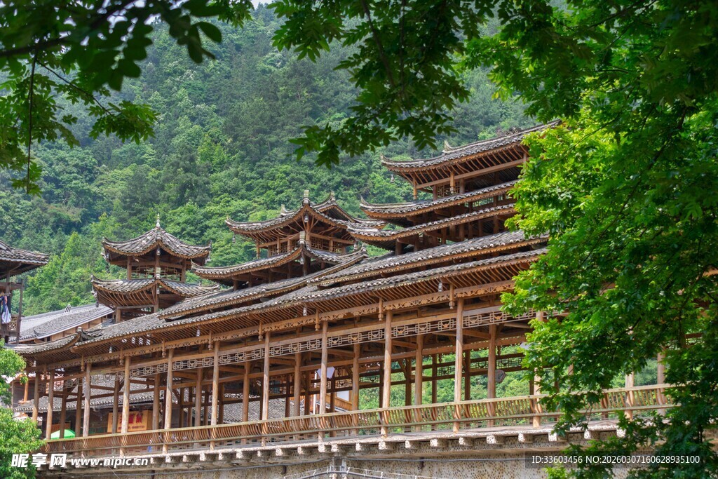 古雅廊桥隐于青山绿树间