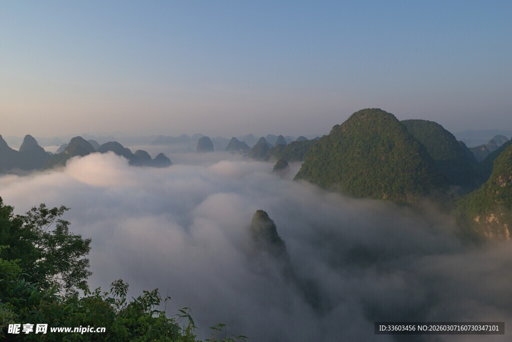 山间云海缭绕的壮美景观