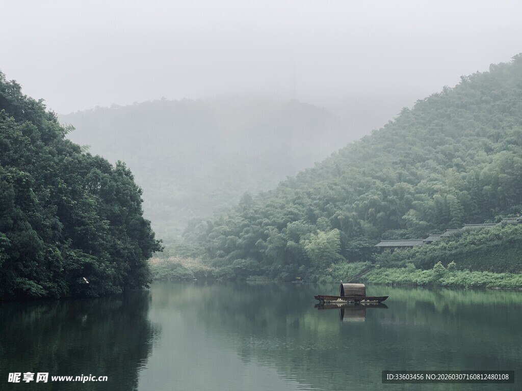雾中泛舟于青山绿水间