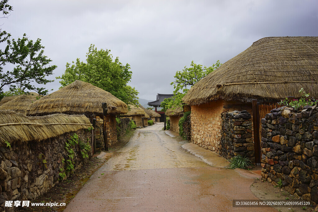 乡村茅草屋小巷风景