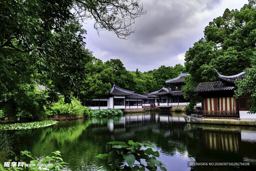 中式园林湖畔景致