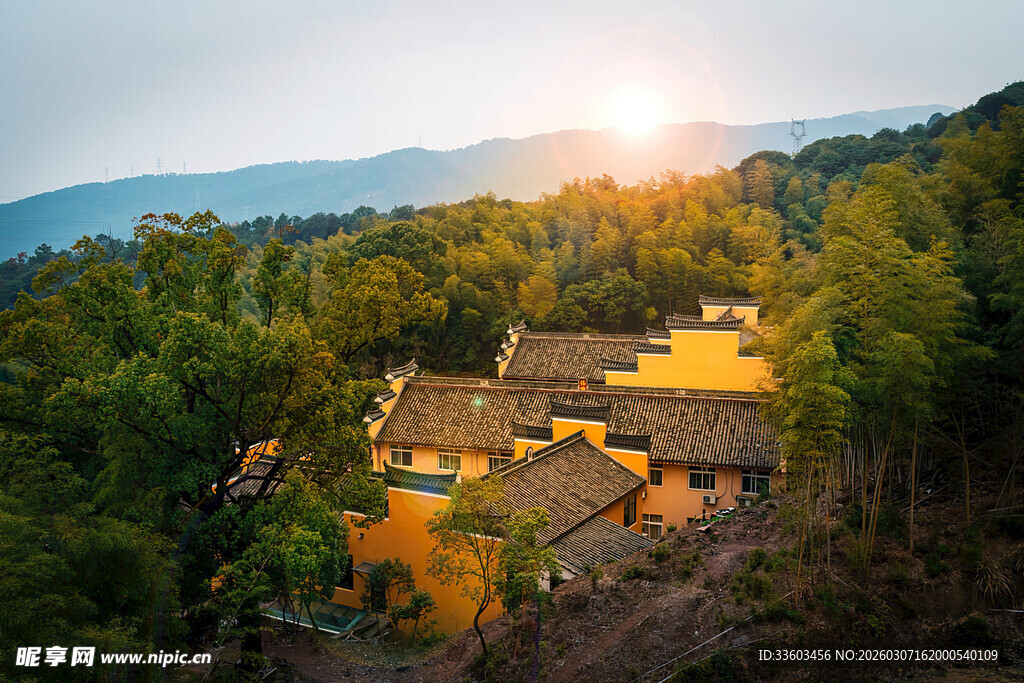 山村夕照下的古朴村落