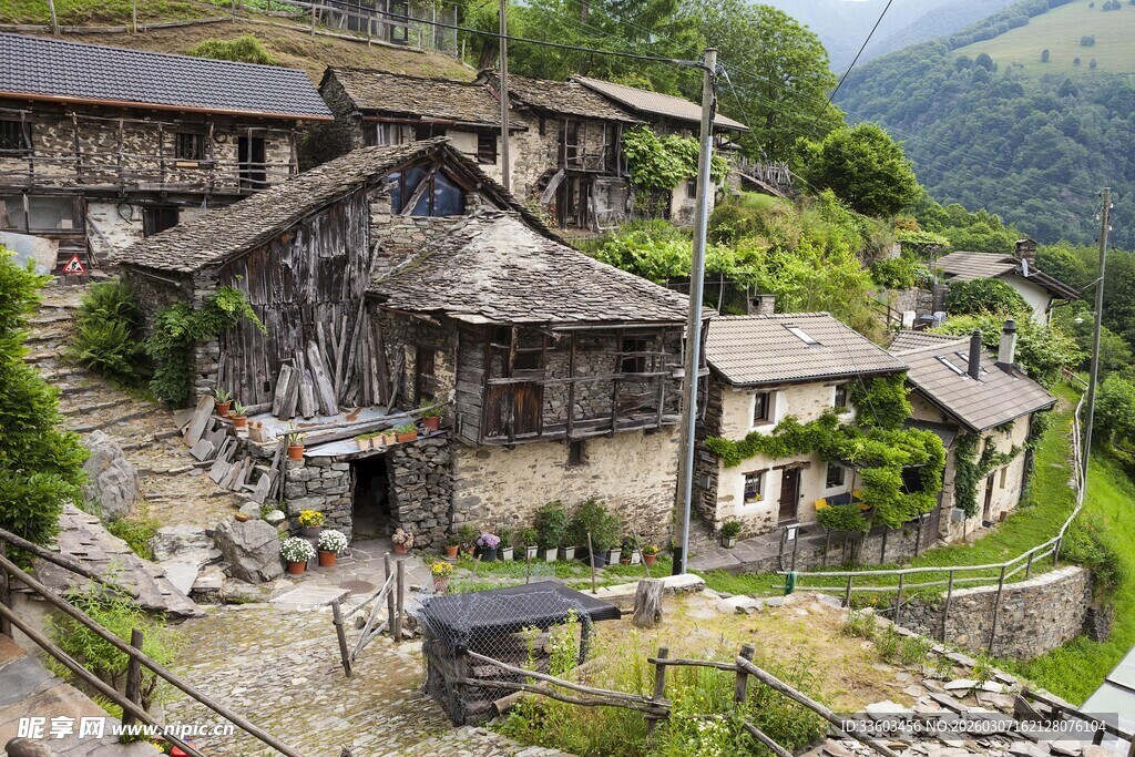 山间古朴村落建筑风貌