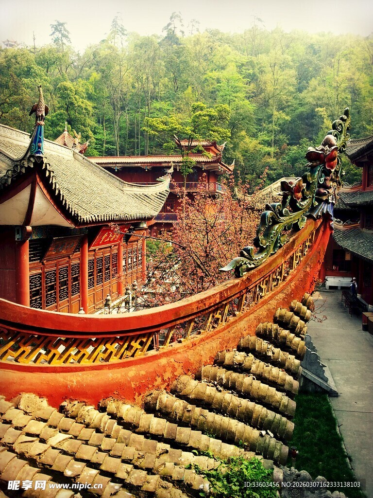 古寺红墙与山林景致