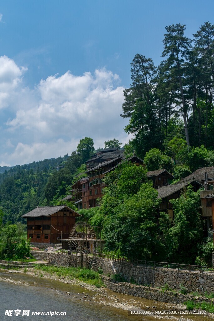 依山傍水的古朴村落