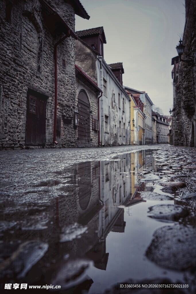 古老街巷中的积水倒影