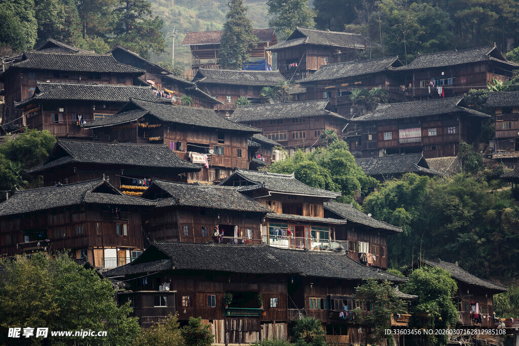 依山而建的传统村落民居
