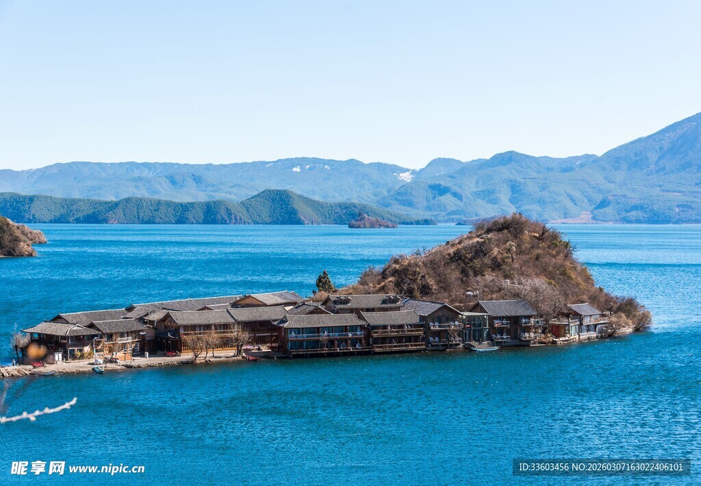 蓝色海域中的独特岛屿