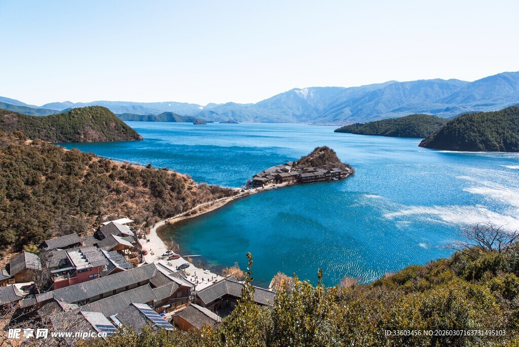 美丽海湾旁的村落景致