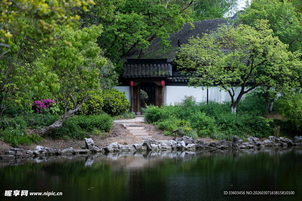 中式湖畔园林景致