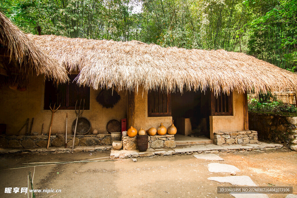 乡村茅草屋