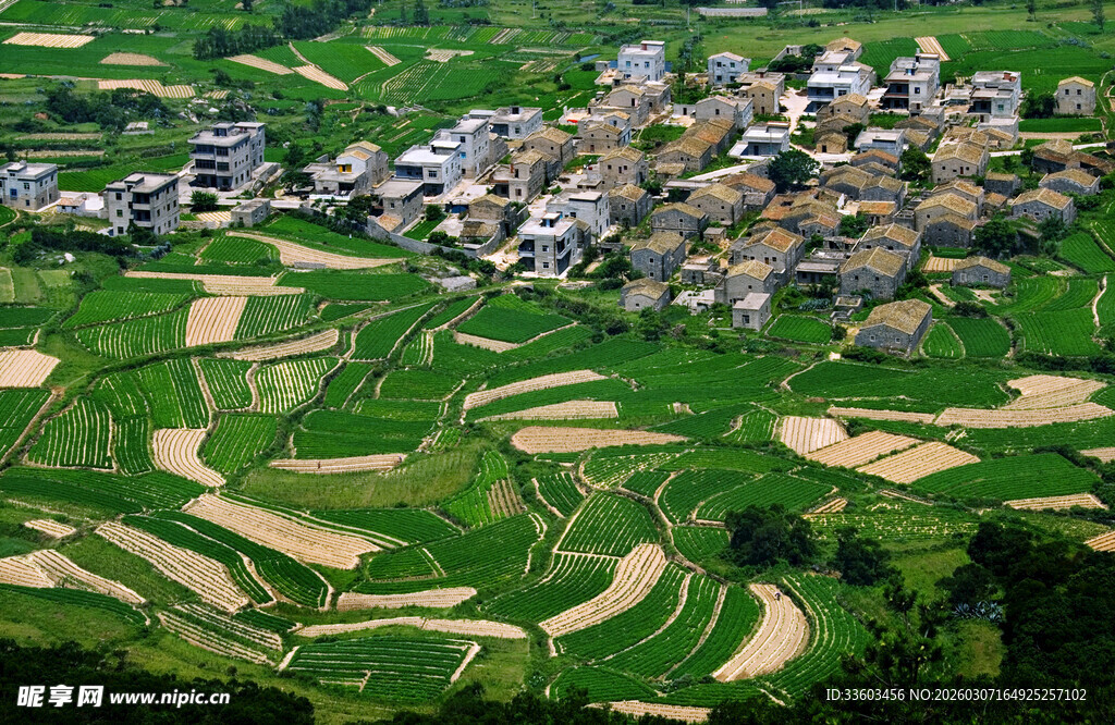 梯田环绕的美丽村落