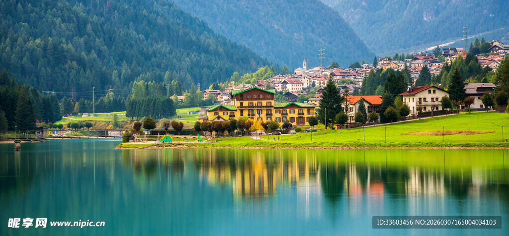 湖畔秀丽风光与多彩建筑