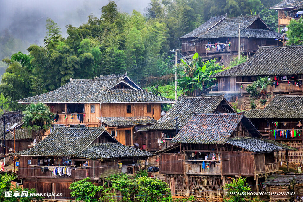 依山而建的古朴少数民族村落