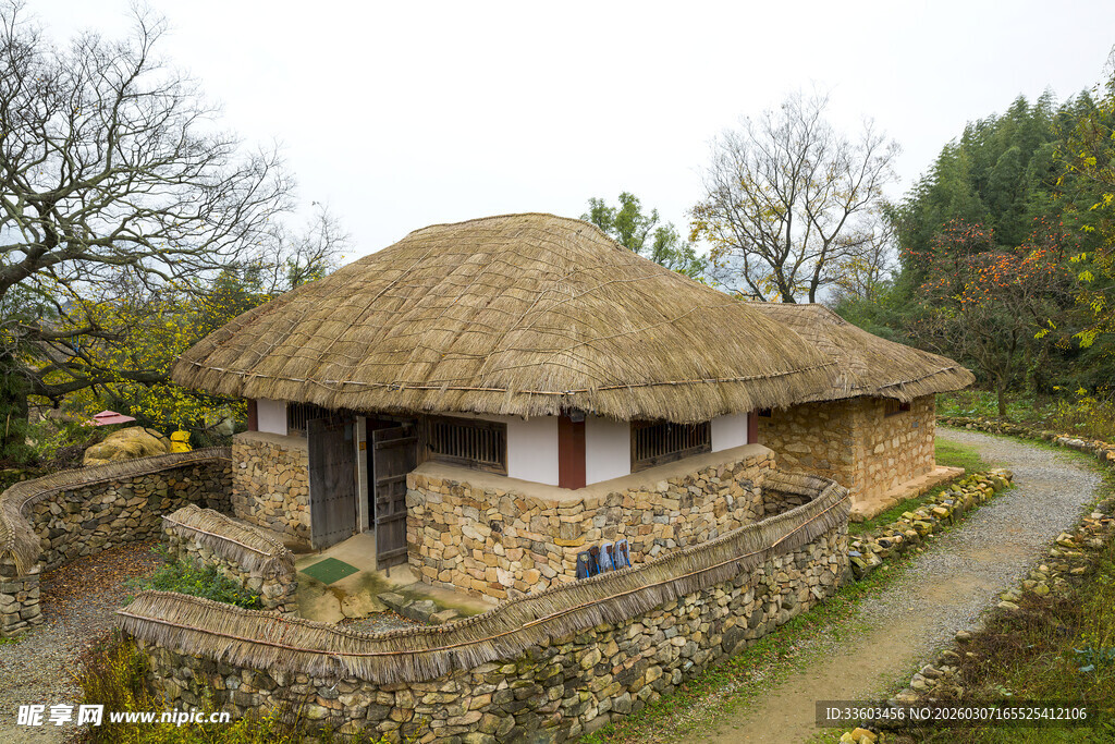 传统韩式茅草屋景观