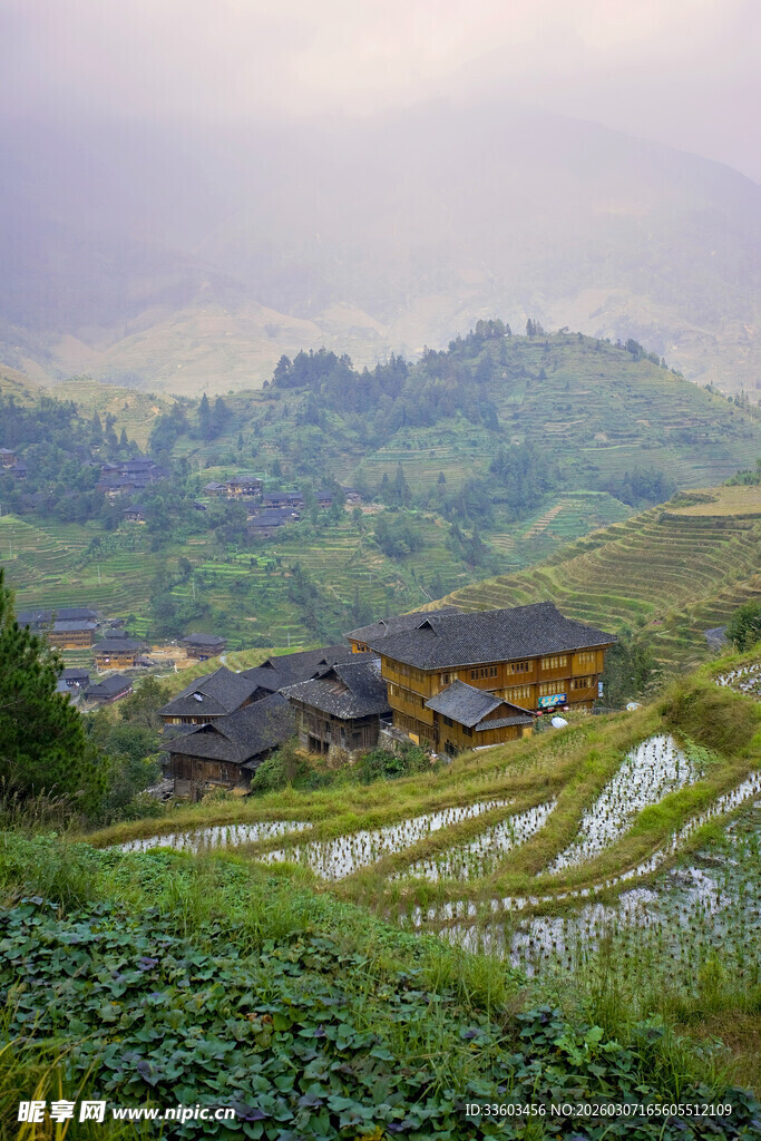 山间梯田村落美景