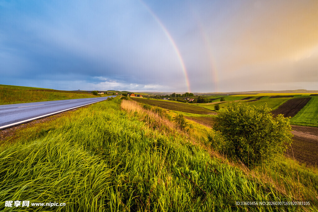 公路旁绿野上的绚丽彩虹