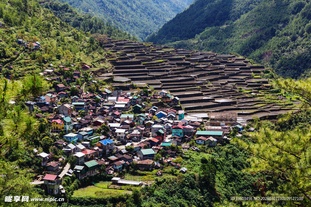 山间多彩村落