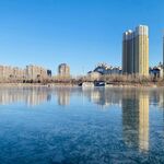 城市河畔高楼倒影美景