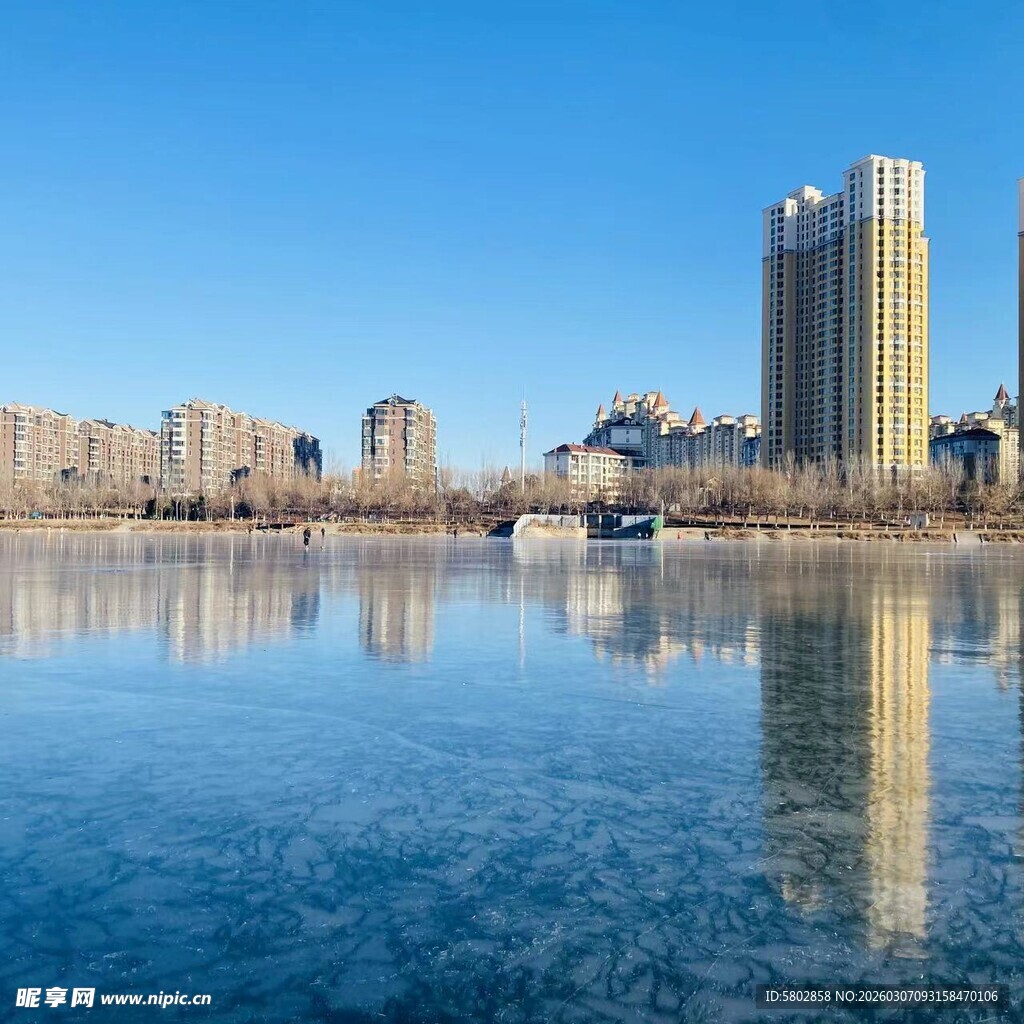 城市河畔高楼倒影美景