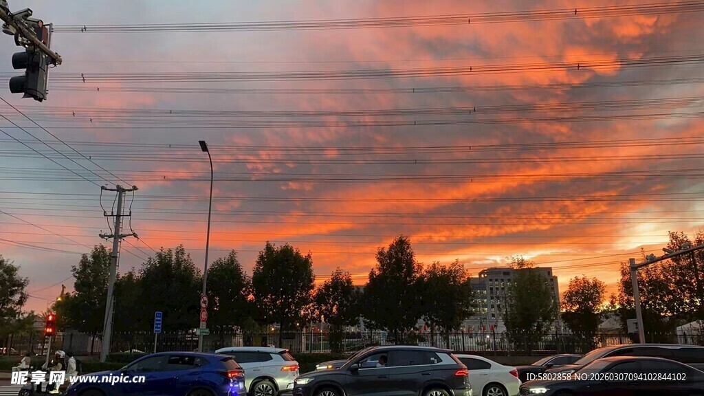 车水马龙与传输线切割晚霞