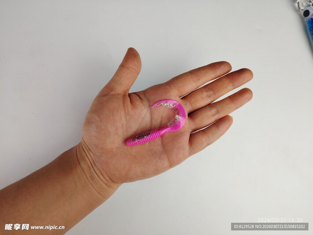 手心的粉色物件