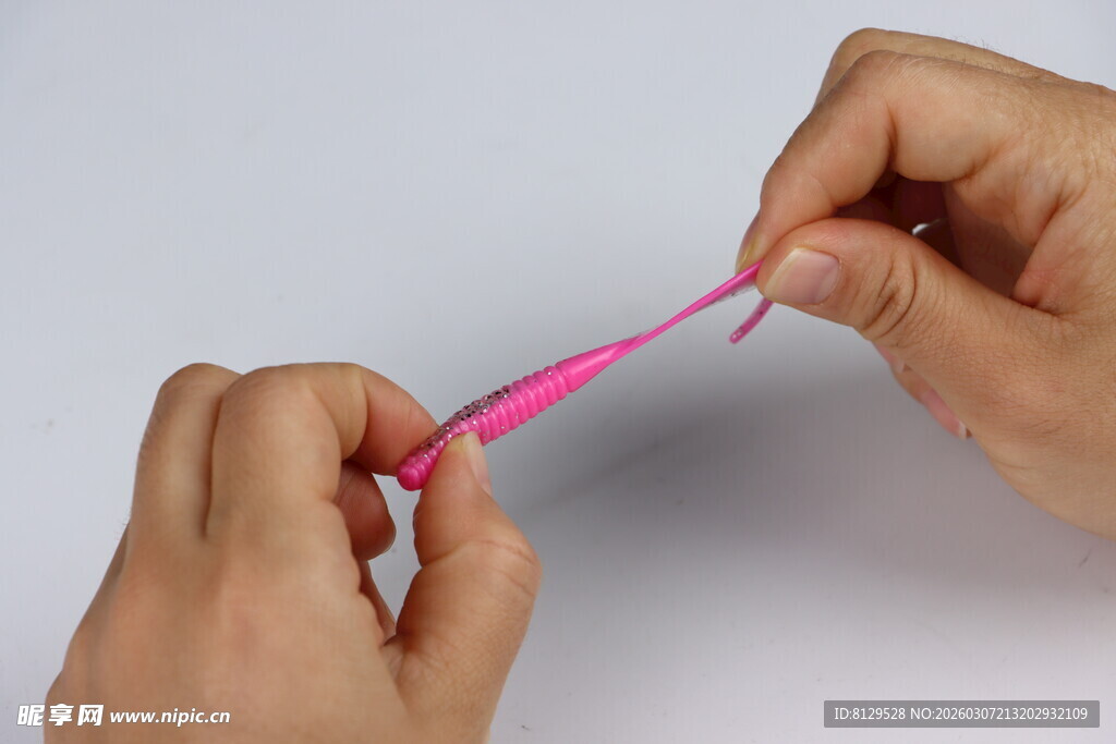 手工编织粉色线的创意操作