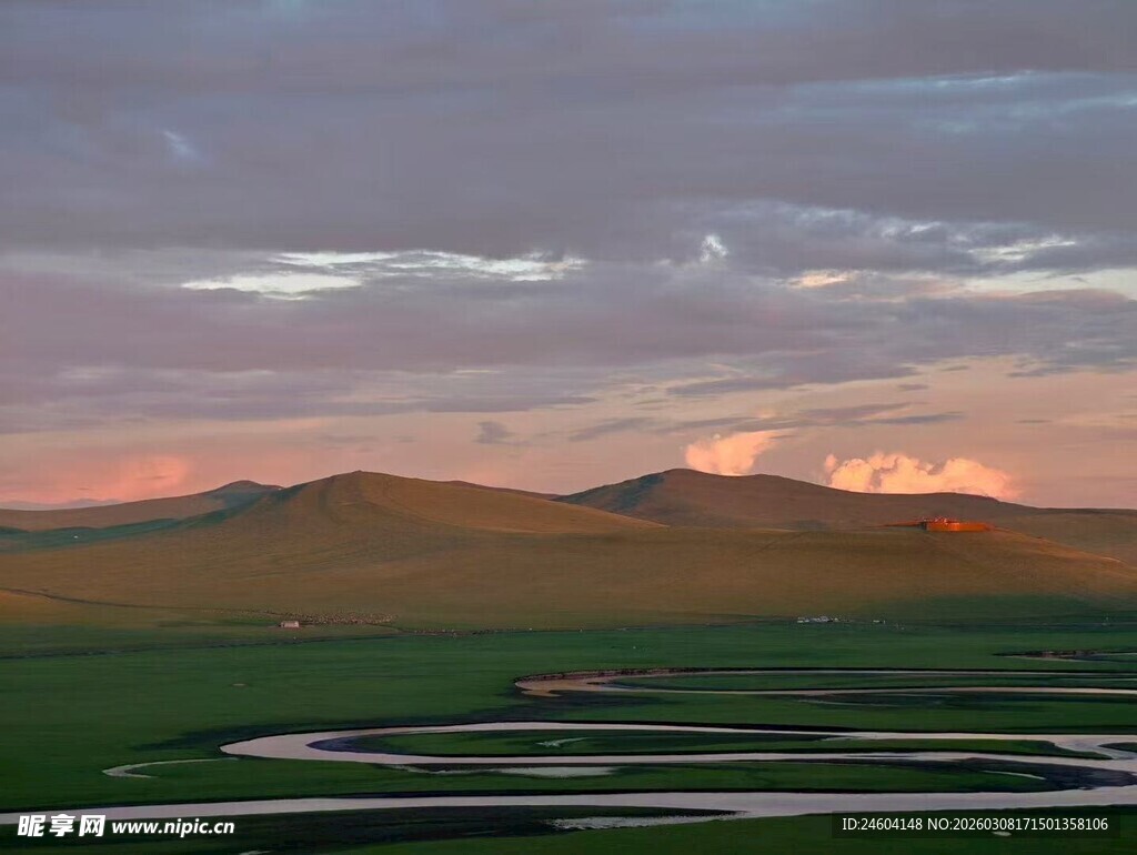草原暮色下的蜿蜒河流