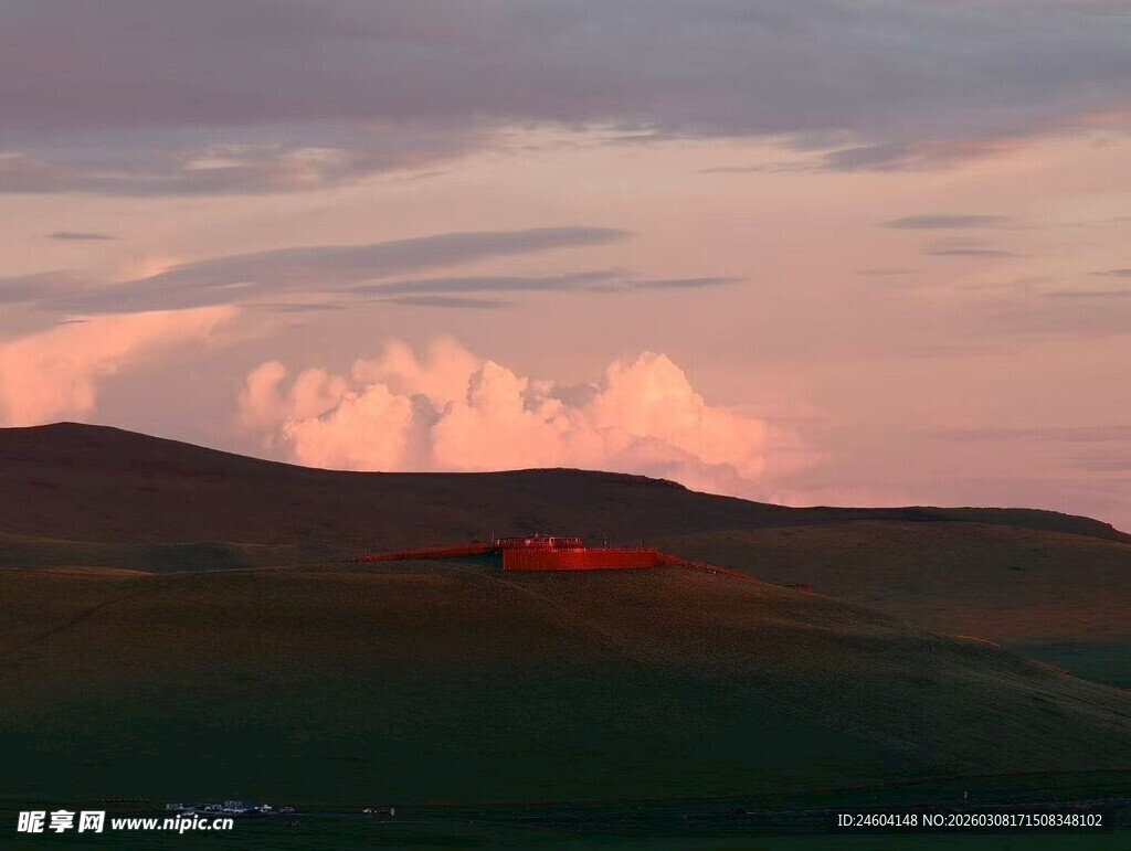 黄昏下的山峦与绚丽云彩