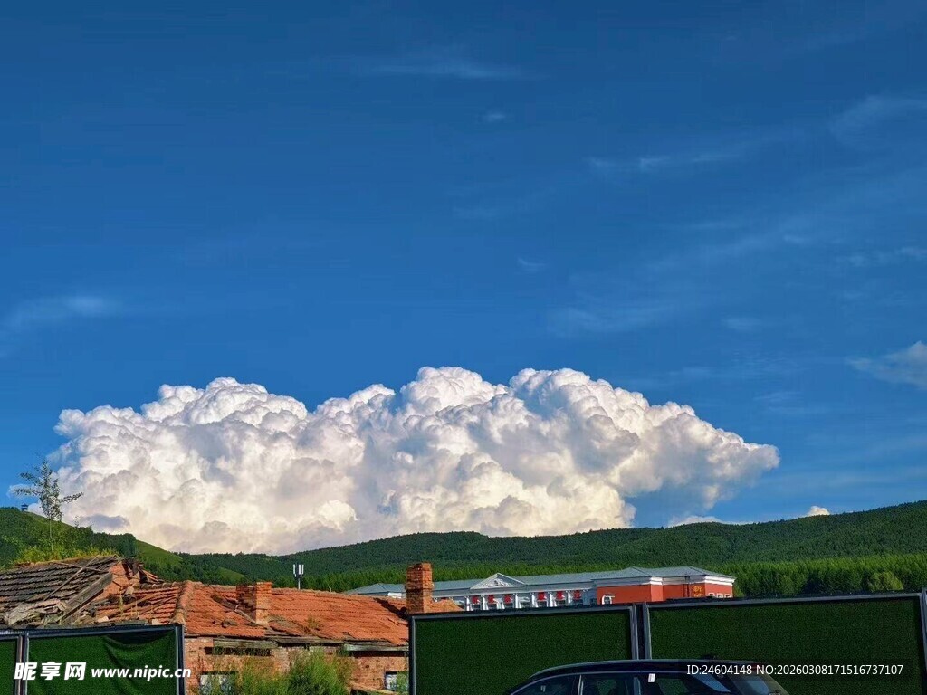 蓝天白云下的乡村景致