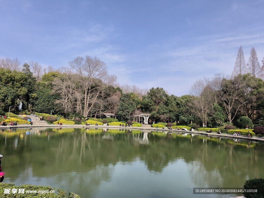 湖畔园林美景