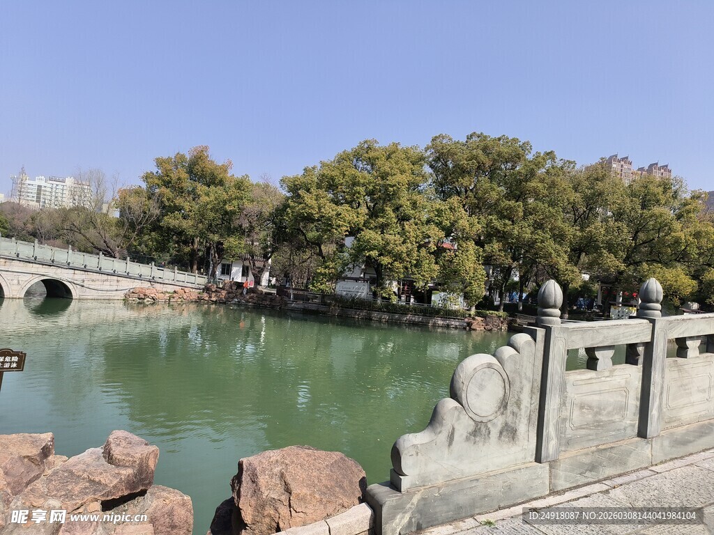 湖畔石桥景 静谧自然美