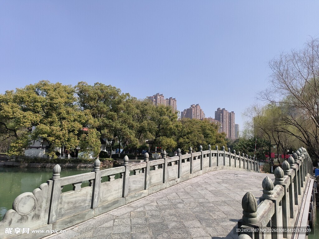 河畔石桥风景