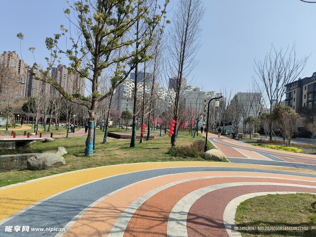 彩色步道旁的城市休闲公园