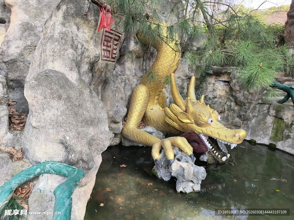 池边金色神龙雕塑景观
