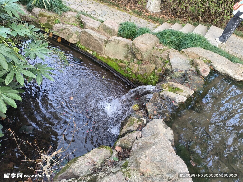 潺潺溪流绕石景