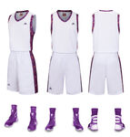 白色篮球服套装及紫色鞋