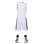 白色篮球运动套装及球鞋