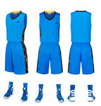 蓝色篮球运动套装及鞋