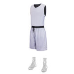 浅紫色无袖套装与白色靴子