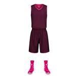 酒红色篮球服配粉色球鞋