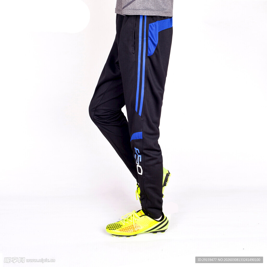 男士运动长裤搭配黄色球鞋
