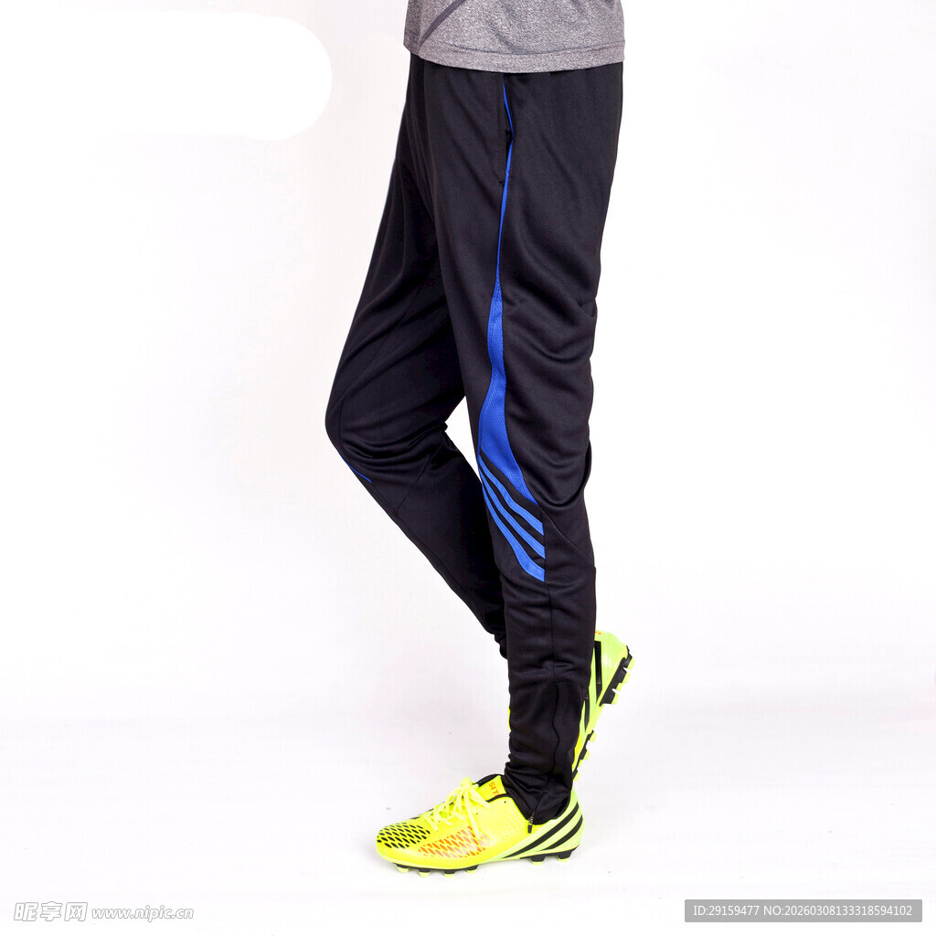 男士运动长裤搭配亮色球鞋