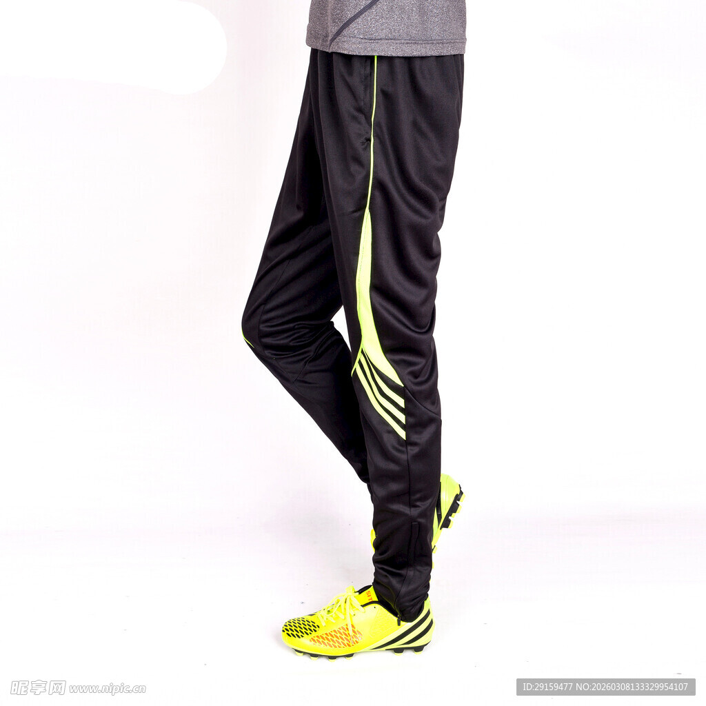 黑色运动长裤搭配黄色战靴