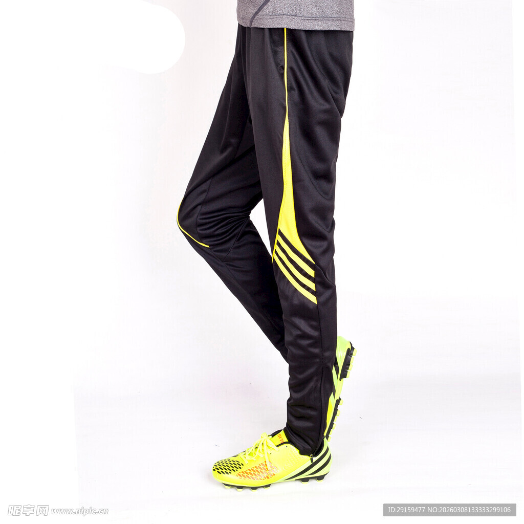 运动长裤搭配亮眼足球鞋