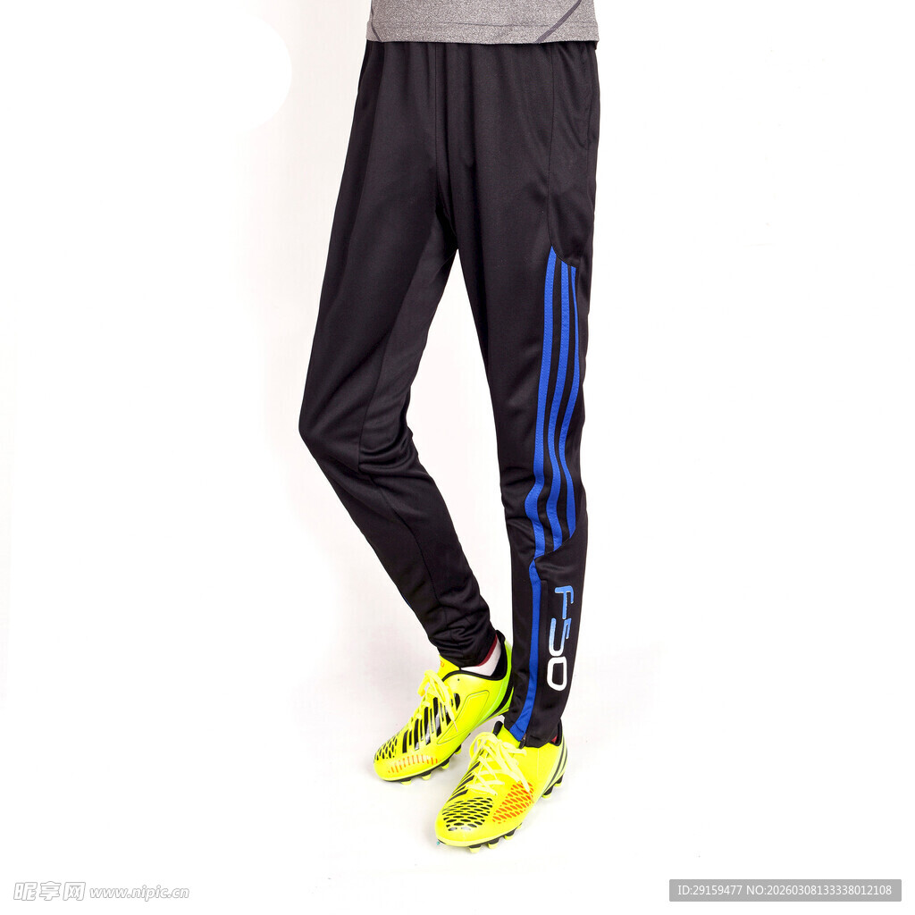 男士运动长裤搭配亮色运动鞋