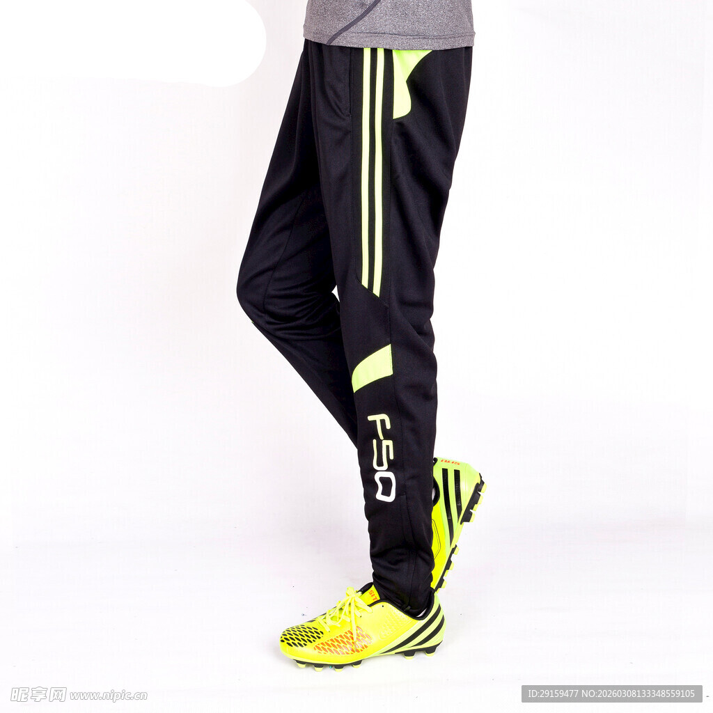 运动长裤搭配亮眼运动鞋