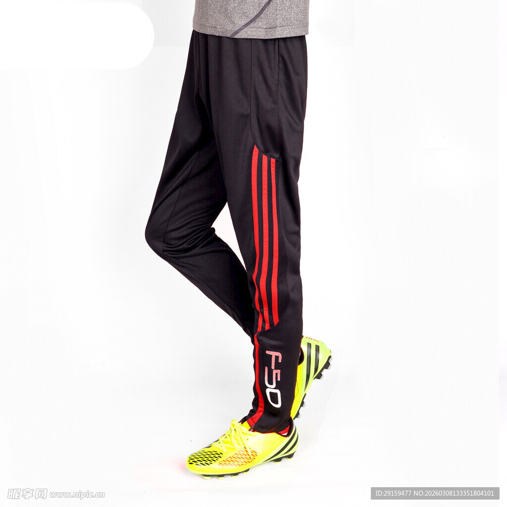 男士运动长裤搭配足球鞋